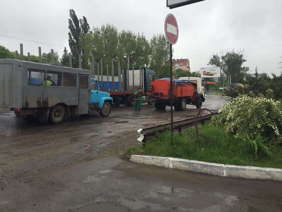 Дождь не помеха: в Полтаве к приезду Порошенко экстренно засыпали ямы