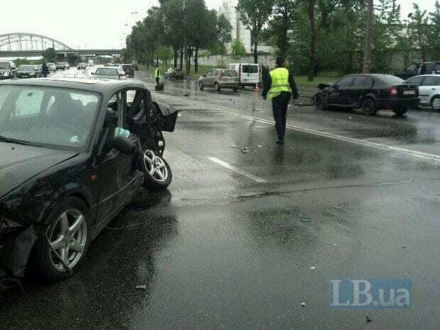 Жуткое ДТП в Киеве: водитель вылетел из машины на дорогу