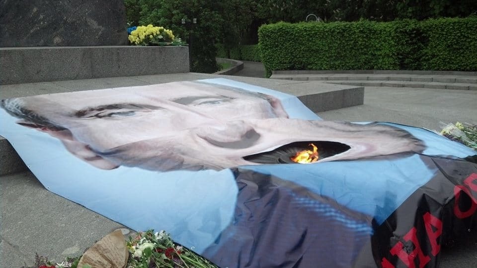 Пламя изо рта: в Киеве "Путиным" накрыли Вечный огонь. Опубликованы фото, видео