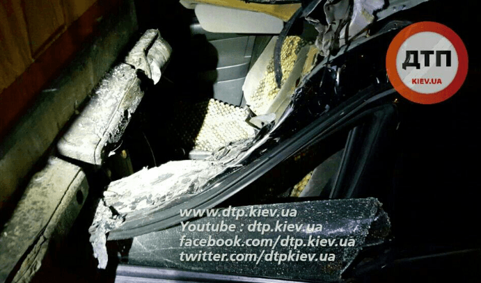 В Киеве несовершеннолетний водитель врезался в грузовик: опубликованы фото