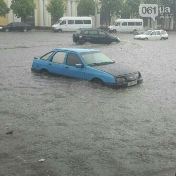 Машини "пливуть" містом: з'явилися фото затопленого зливою центру Запоріжжя