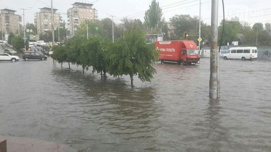Машины "плывут" по городу: появились фото затопленного ливнем центра Запорожья
