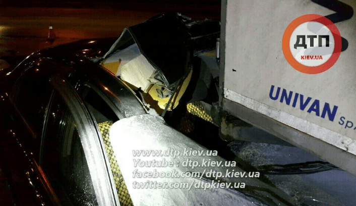 У Києві неповнолітній водій врізався у вантажівку
