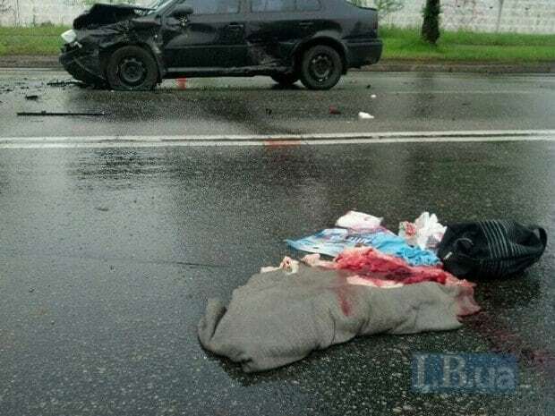 Жуткое ДТП в Киеве: водитель вылетел из машины на дорогу