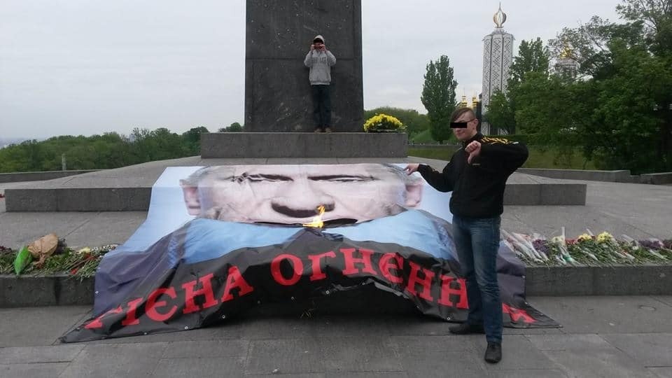 Пламя изо рта: в Киеве "Путиным" накрыли Вечный огонь. Опубликованы фото, видео