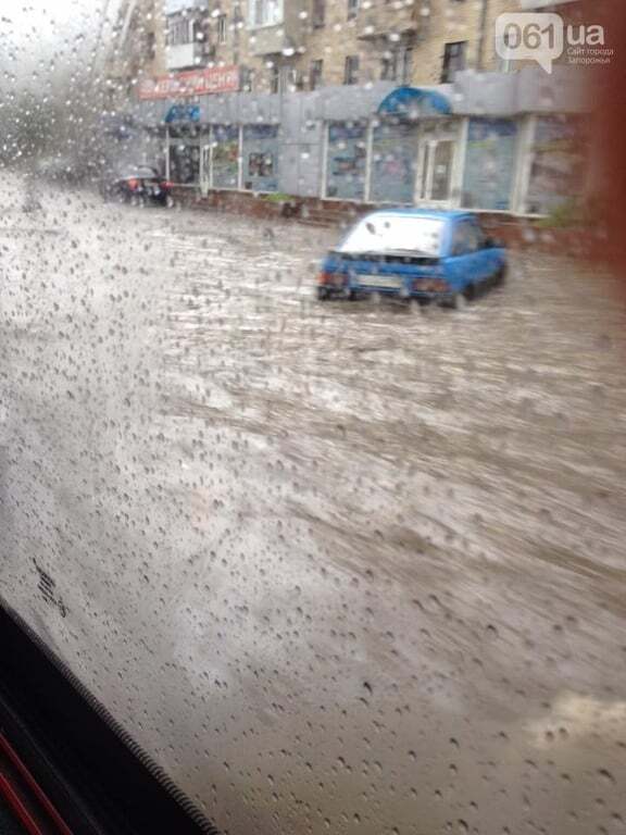 Машины "плывут" по городу: появились фото затопленного ливнем центра Запорожья