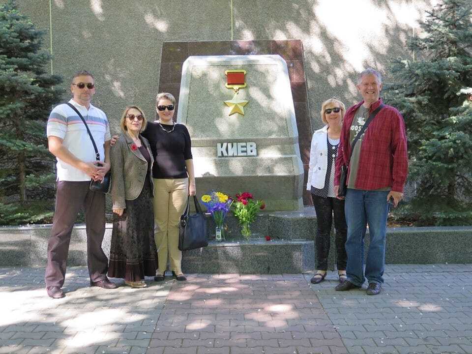 В Севастополе и Керчи к стелам украинских городов-героев возложили цветы. Опубликованы фото