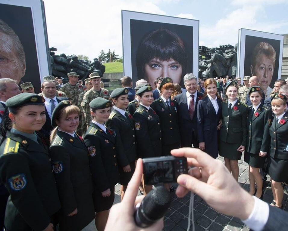 "Преклоняем головы": Порошенко открыл в Киеве фотовыставку "Матери героев". Опубликованы фото