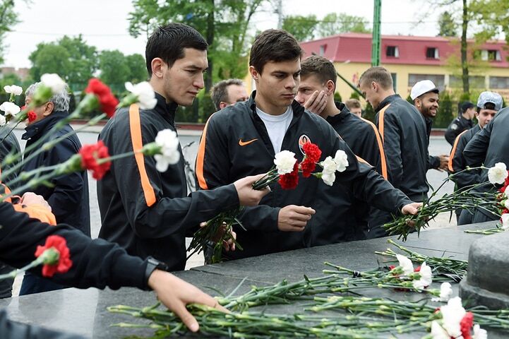 "Шахтер" во Львове почтил память жертв фашизма: фотофакт