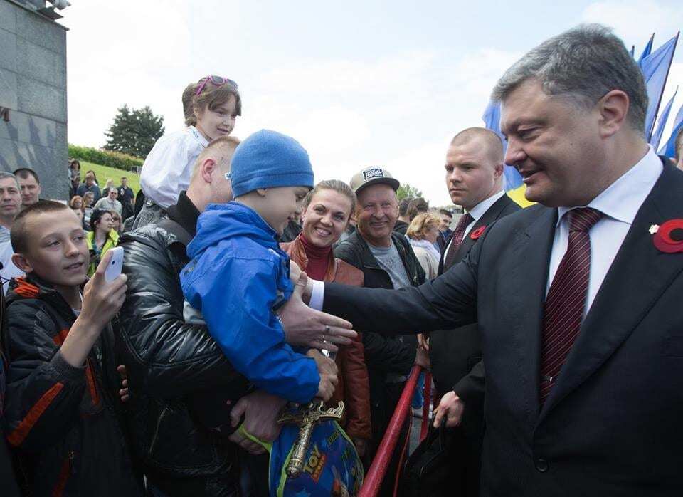 "Преклоняем головы": Порошенко открыл в Киеве фотовыставку "Матери героев". Опубликованы фото