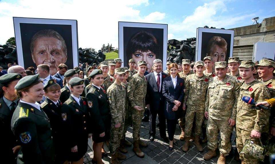 "Преклоняем головы": Порошенко открыл в Киеве фотовыставку "Матери героев". Опубликованы фото