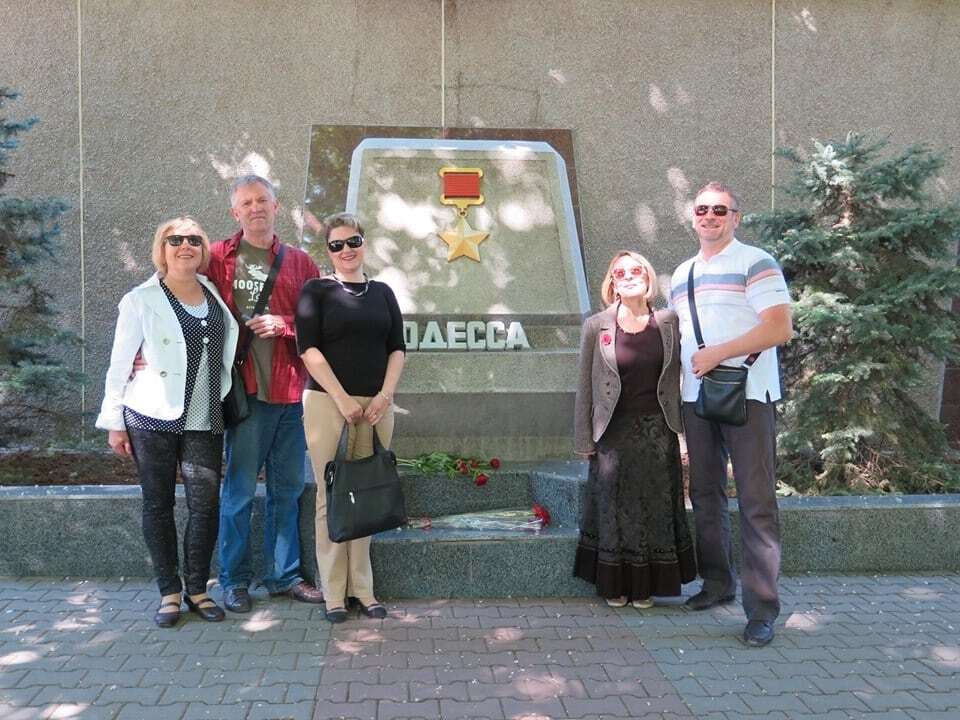 В Севастополе и Керчи к стелам украинских городов-героев возложили цветы. Опубликованы фото