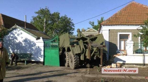 На полной скорости: в Николаеве пьяные военные на "Урале" влетели в жилой дом. Опубликованы фото и видео