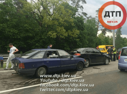 В Киеве столкнулись 8 машин, есть пострадавшие