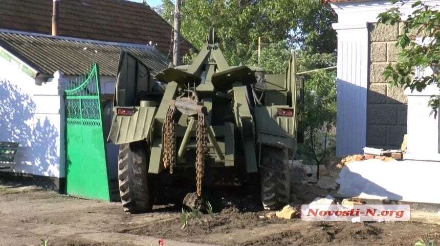 На повній швидкості: в Миколаєві п'яні військові на "Уралі" влетіли у житловий будинок
