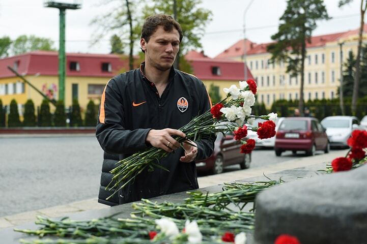 "Шахтер" во Львове почтил память жертв фашизма: фотофакт