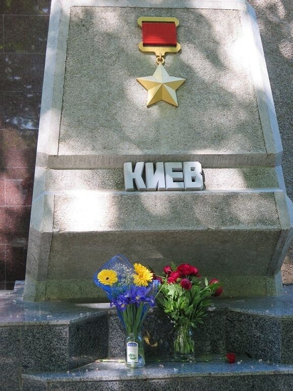 В Севастополе и Керчи к стелам украинских городов-героев возложили цветы. Опубликованы фото