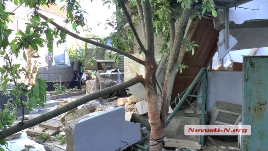 На повній швидкості: в Миколаєві п'яні військові на "Уралі" влетіли у житловий будинок