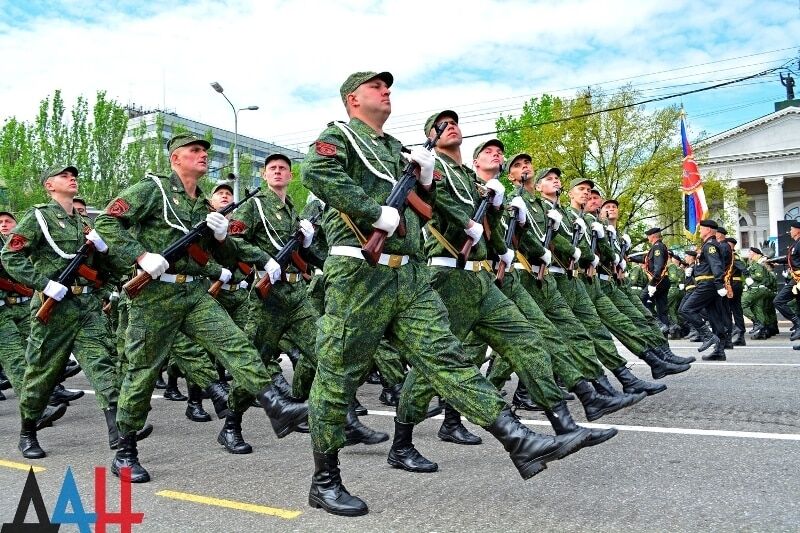 Террористы показали зубы: на Донбассе прошли военные парады с российской техникой