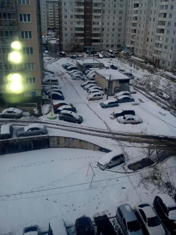 Калюжі і місиво: в Росії на День Перемоги випав сніг