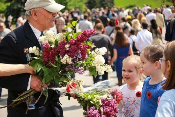 Море цветов и улыбок: в Киеве отпраздновали годовщину Победы. Фоторепортаж