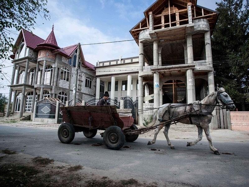 Цыганский рай: как выглядит знаменитая деревня Бузеску