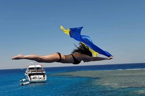 Сеть покорило эффектное фото прыжка девушки-волонтера с флагом Украины 