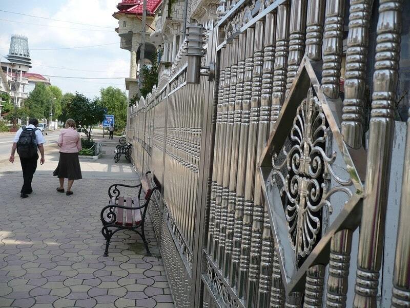 Цыганский рай: как выглядит знаменитая деревня Бузеску