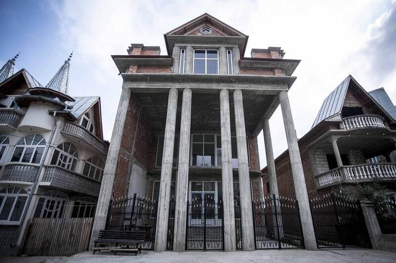 Цыганский рай: как выглядит знаменитая деревня Бузеску