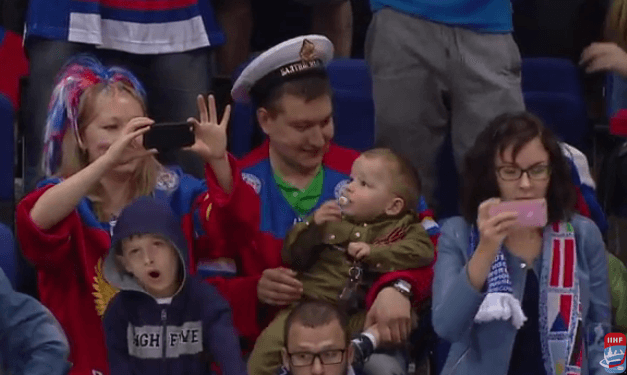 Младенцы в военной форме. Россияне устроили трэш на матче чемпионата мира по хоккею: фотофакт