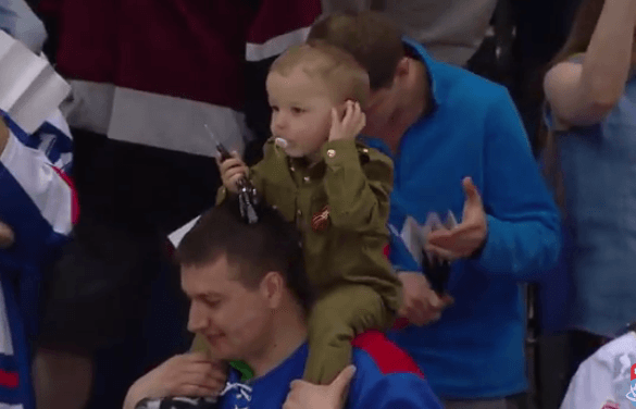 Младенцы в военной форме. Россияне устроили трэш на матче чемпионата мира по хоккею: фотофакт