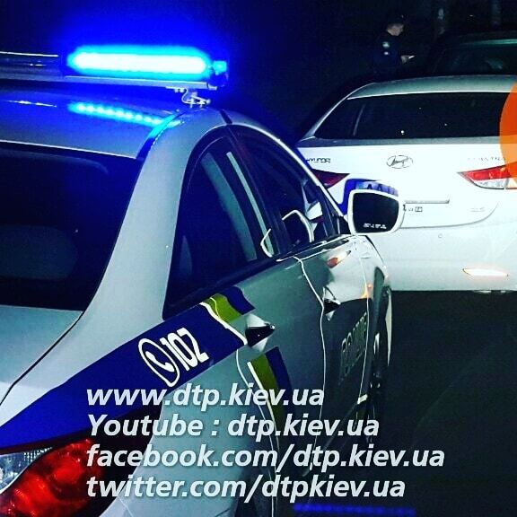 В Киеве пьяный водитель на Chrysler протаранил авто с беременной женщиной: фоторепортаж