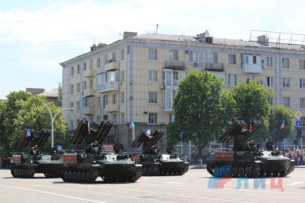 Террористы показали зубы: на Донбассе прошли военные парады с российской техникой. Фоторепортаж