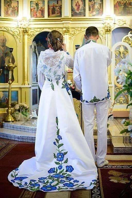 "Українська бомба": мережу вразили яскраві фото "бандерівського" весілля