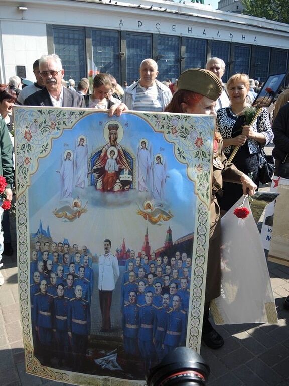 У центр Києва принесли ікону зі Сталіним