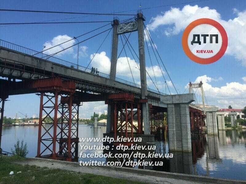 В Киеве парень упал с моста-недостроя на бетон. Опубликованы фото 18+