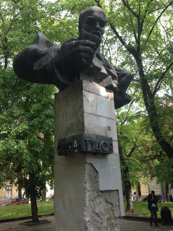 Сутички у Львові: активісти намагалися знести пам'ятник радянському письменнику