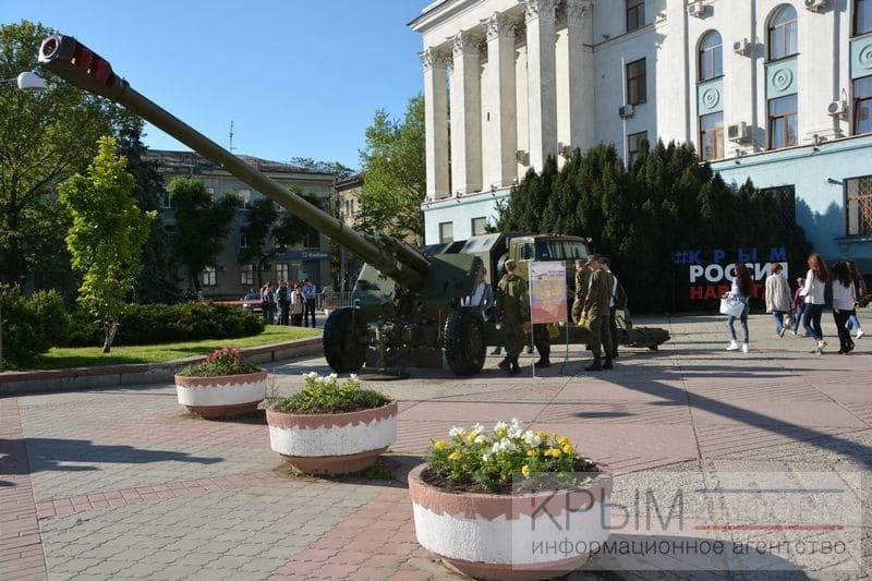В Симферополь на День Победы навезли военную технику