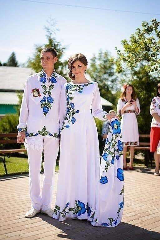 "Українська бомба": мережу вразили яскраві фото "бандерівського" весілля