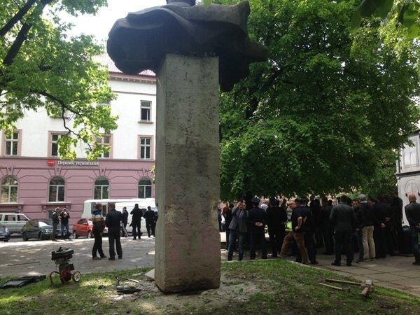 Столкновения во Львове: активисты пытались снести памятник советскому писателю. Опубликованы фото и видео