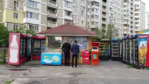 В Киеве МАФ "оброс" десятком холодильников: фотофакт