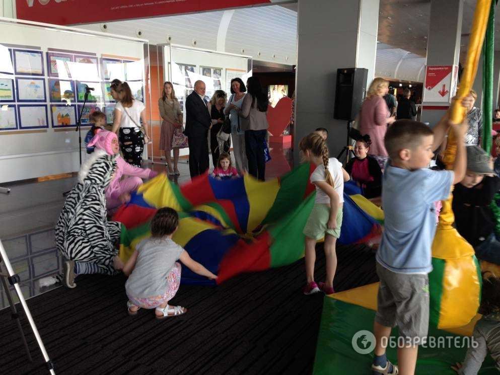 Війна і мир: в аеропорту "Бориспіль" показали творчість дітей Донбасу