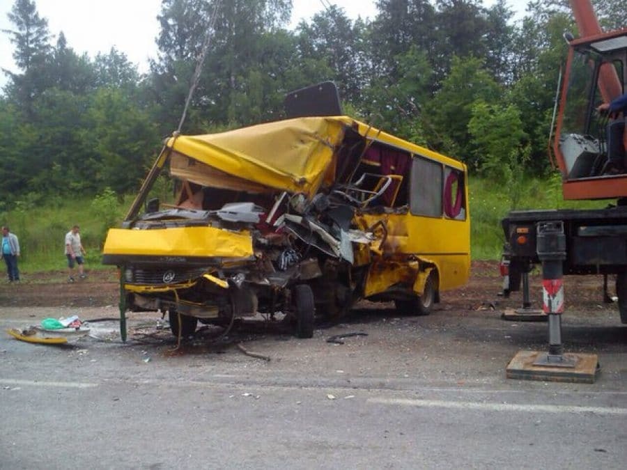 На Тернопільщині вантажівка не розминулася з автобусом, є загиблі. Фото
