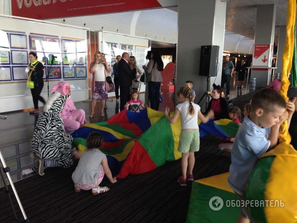 Війна і мир: в аеропорту "Бориспіль" показали творчість дітей Донбасу