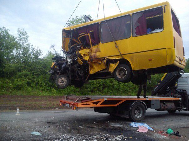 На Тернопільщині вантажівка не розминулася з автобусом, є загиблі. Фото 