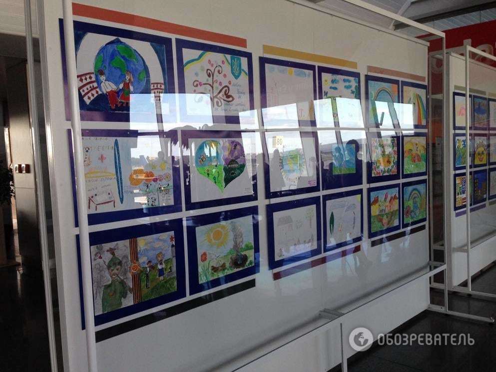 Война и мир: в аэропорту "Борисполь" показали творчество детей Донбасса. Фоторепортаж