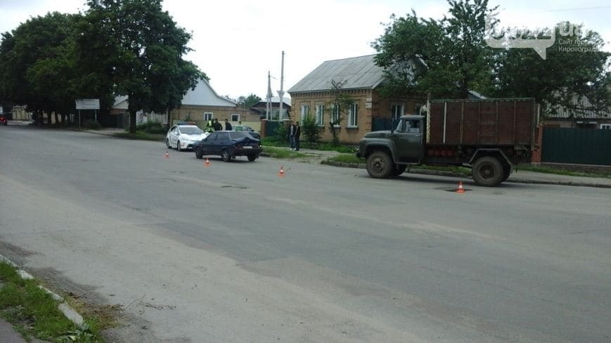 В Кировограде грузовик врезался в легковушку: опубликованы фото