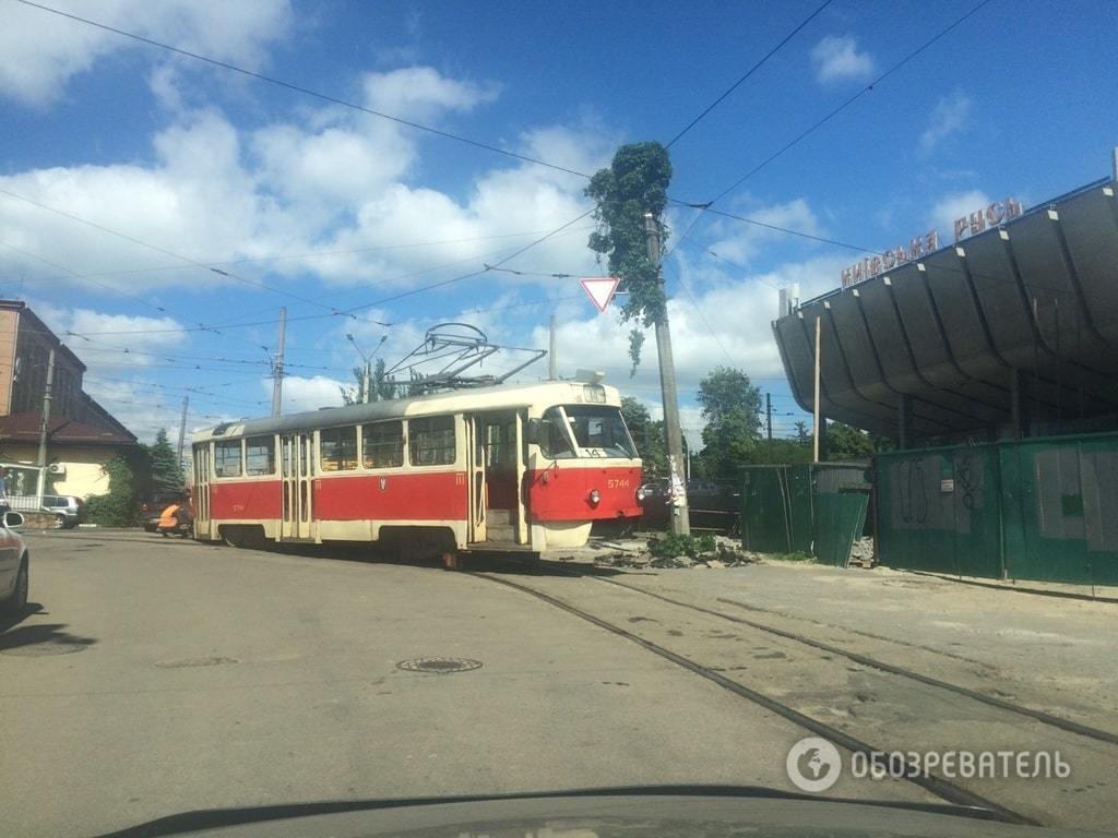 В Киеве трамвай сошел с рельсов: опубликованы фото