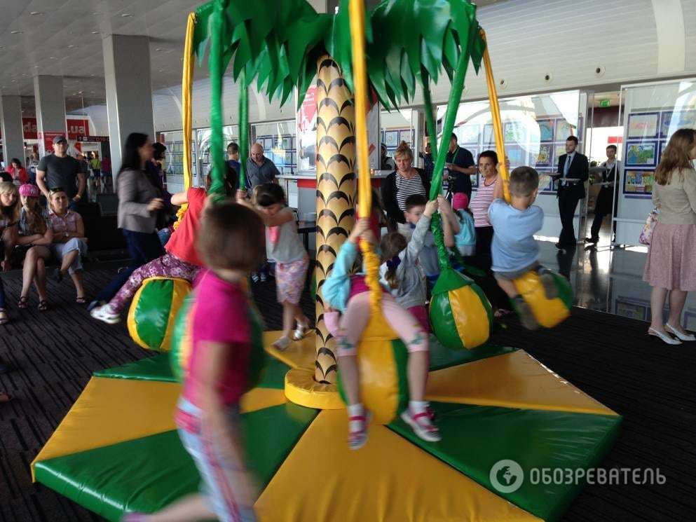 Війна і мир: в аеропорту "Бориспіль" показали творчість дітей Донбасу