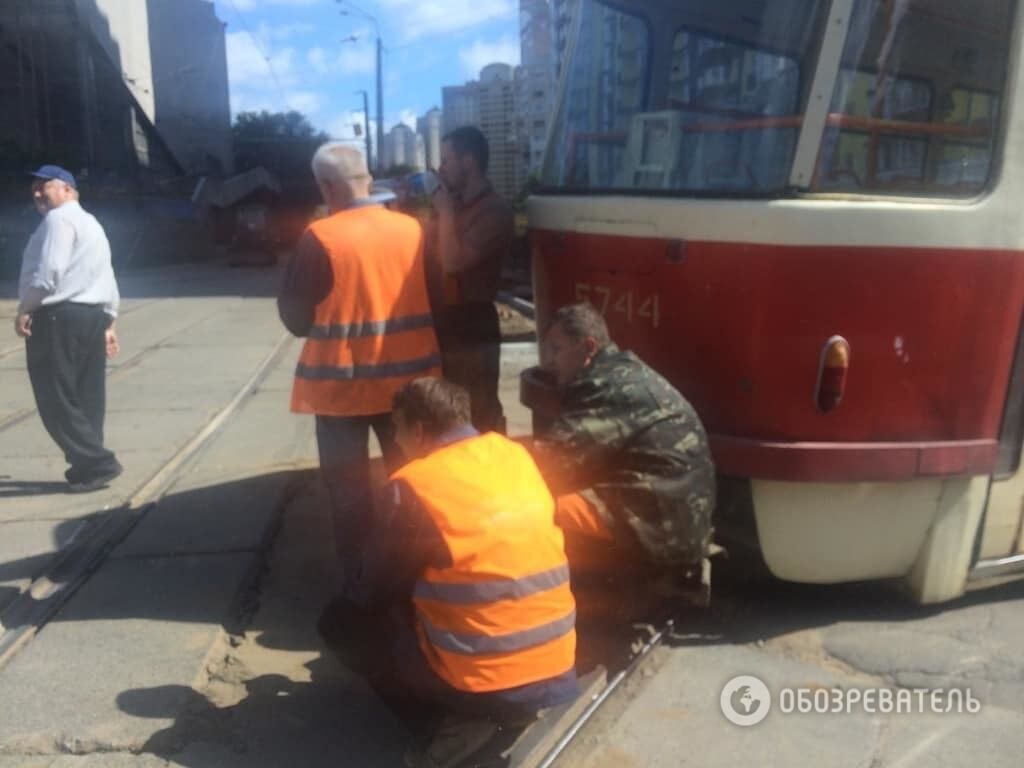 В Киеве трамвай сошел с рельсов: опубликованы фото